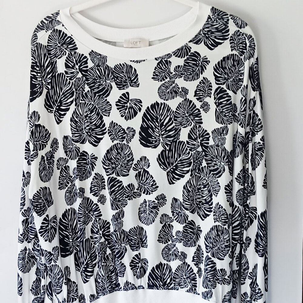 LOFT White and Navy Leaf Sweatshirt Size M